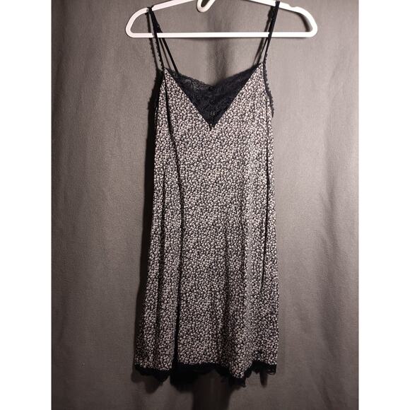 aerie Tops - Aerie Women’s Medium Black Floral Lace V‑Neck Spaghetti Strap Nighty Sleepwear